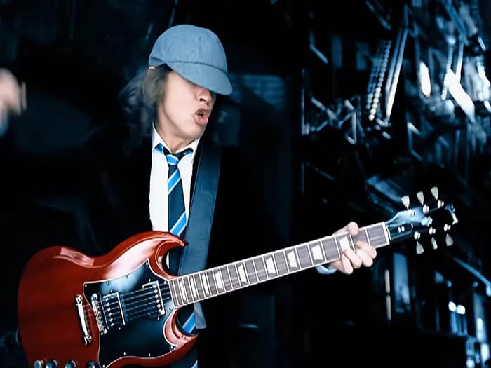 O clipe de clássico do AC/DC em que a jovem Lady Gaga atuou como figurante