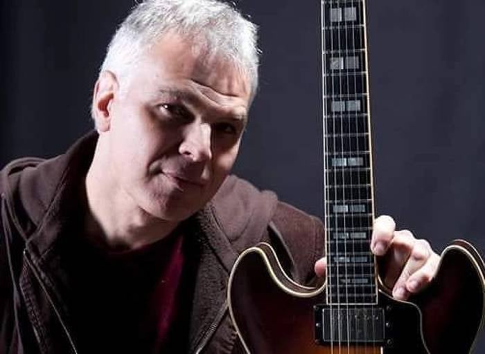 Primeiro guitarrista da Legião Urbana relança livro sobre banda com shows em Curitiba