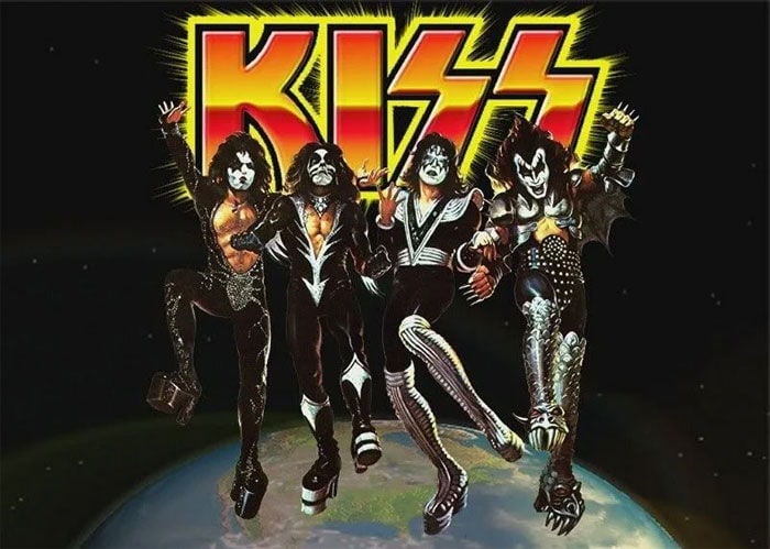 Kiss: Um motorista de táxi conhece um professor de inglês e