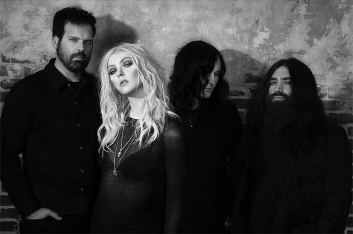 Veja Taylor Momsen sendo mordida por morcego durante show de abertura para o AC/DC