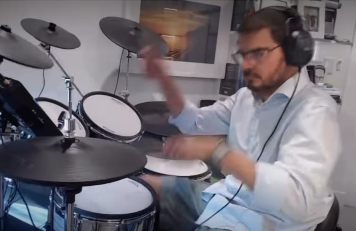 Rodrigo Constantino toca clássico do Iron Maiden na bateria e ganha elogios