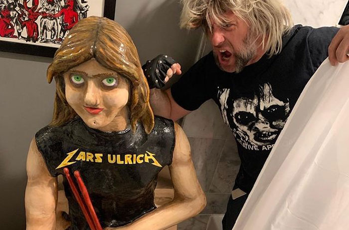 Metaleiro fabrica vaso sanitário no formato de Lars Ulrich e resultado é bizarro