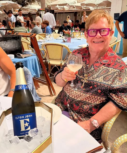 Com espumante sem álcool, Elton John celebra 36 anos de sobriedade